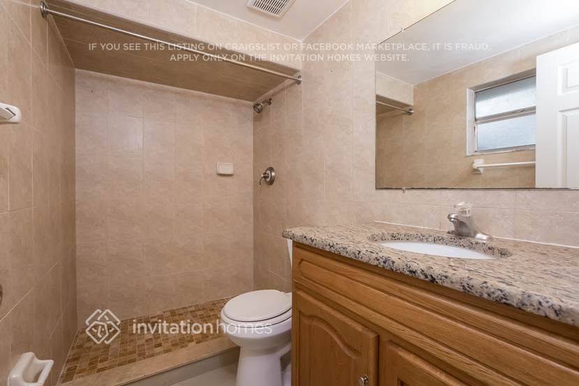 Building Photo - 11811 Roselawn Ave