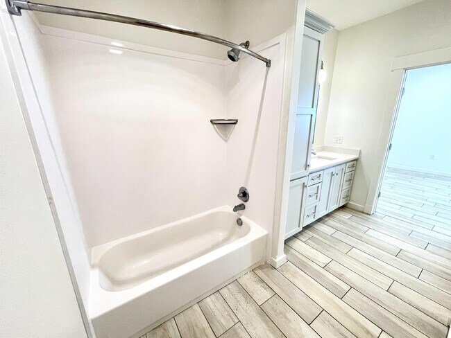 Building Photo - 613 E Center St