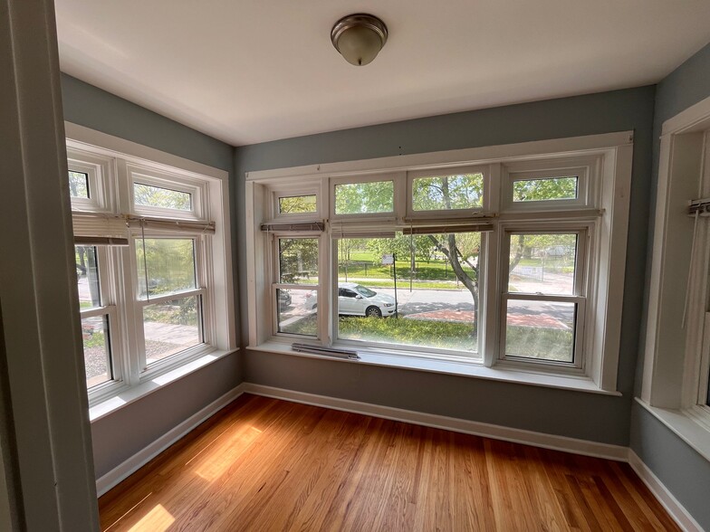 Building Photo - 5347-5353 W Belle Plaine Ave