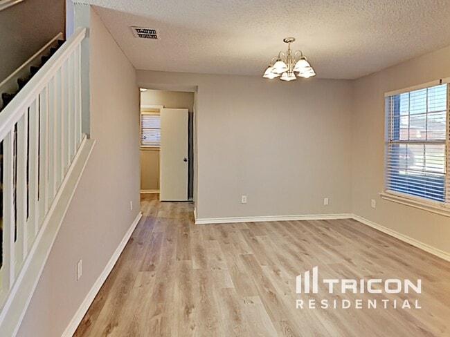 Building Photo - 1052 Shadywood Dr