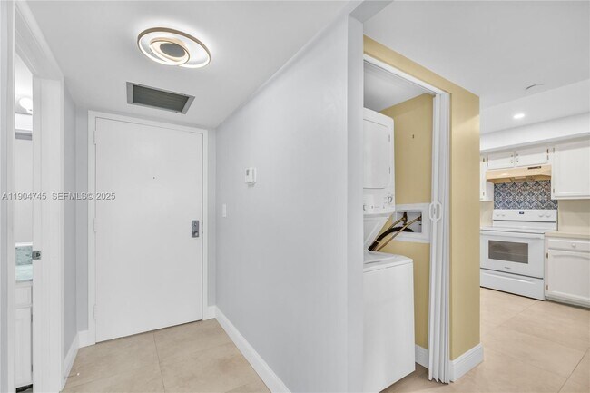 Building Photo - 3200 Port Royale Dr N