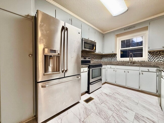 Building Photo - Charming Ranch with Fireplace, Two Living Areas & Large Lot – Minutes to Downtown