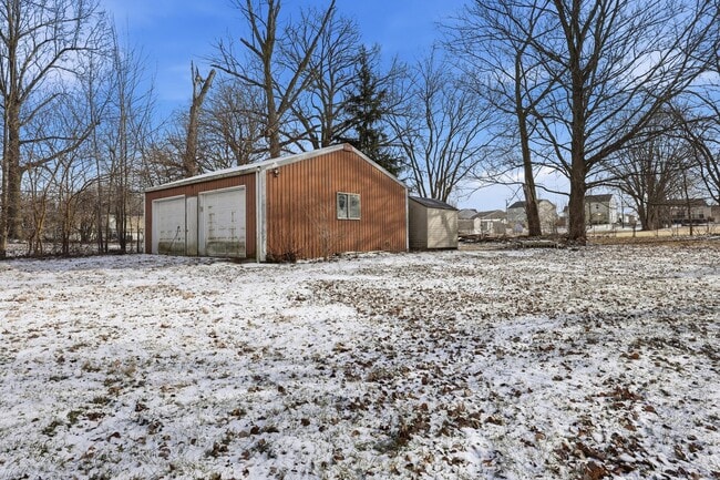 Building Photo - 566 E 10th St