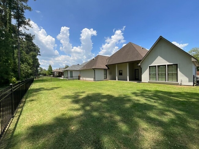 Building Photo - Live in Greystone Golf & Country Club!
