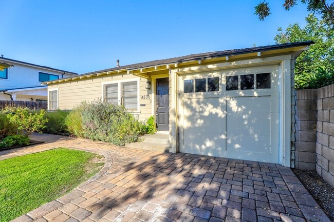 Building Photo - Olive (451-453)