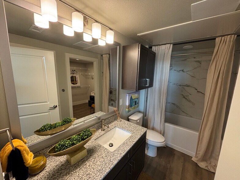 Building Photo - 425 El Rio St