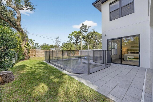 Building Photo - 2335 Oak Terrace