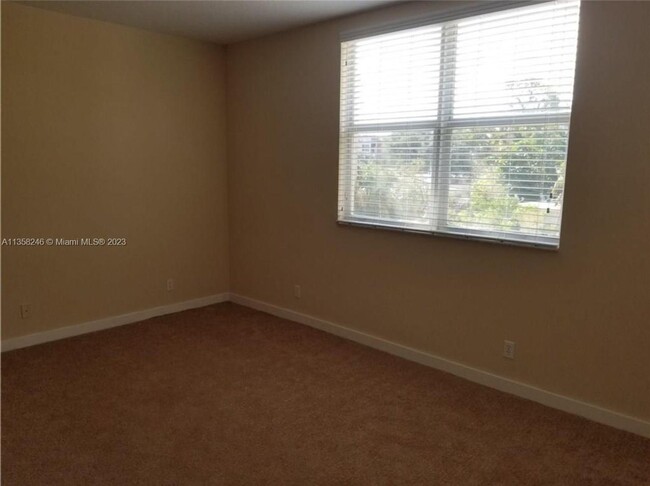 Building Photo - LARGE 3-bed, 3-bath townhome with 2-car ga...