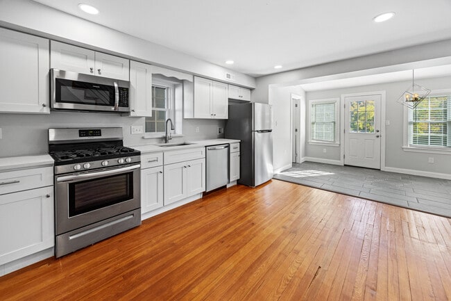 Building Photo - 733 E Elm St