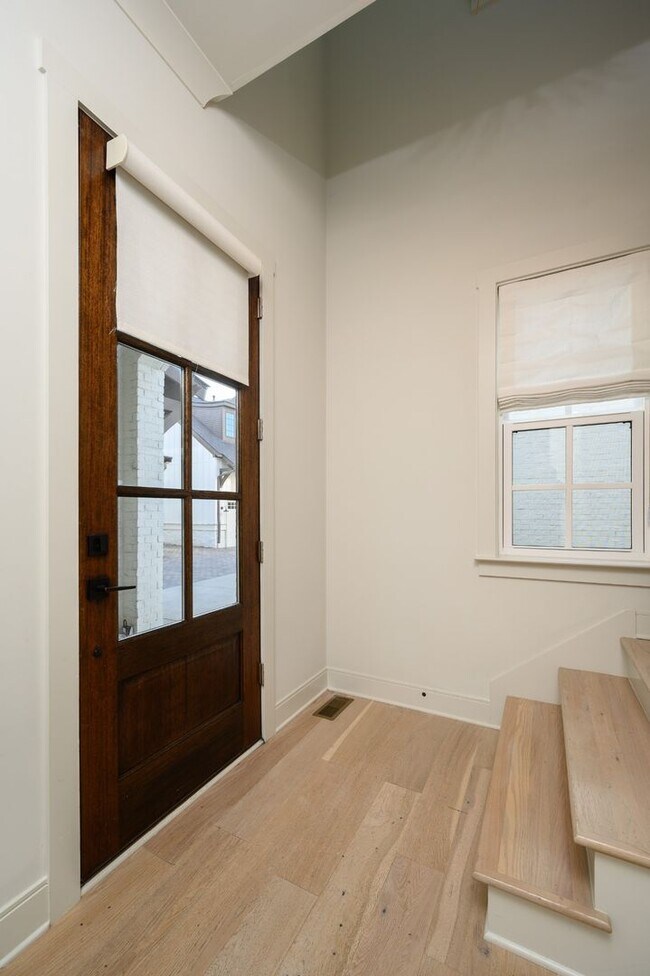 Building Photo - **LIKE-NEW, HIGH-END EXECUTIVE HOME WITH I...