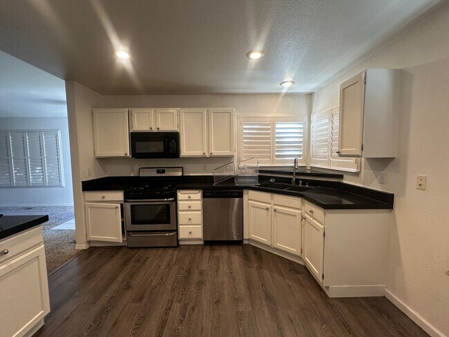 Building Photo - Adorable single story, 3 bedroom, 2 bath h...