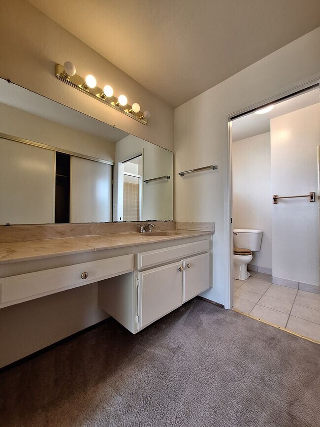 Building Photo - Spacious 4bd Tri-Level Home w/Central Heat...