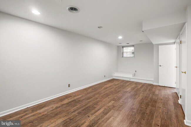 Building Photo - 1120 S Kenwood Ave