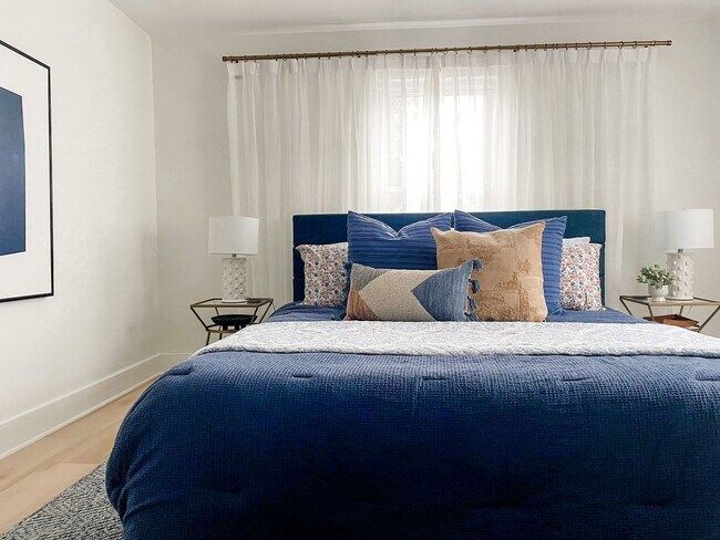 Building Photo - Gorgeous three bedroom in the heart of Par...