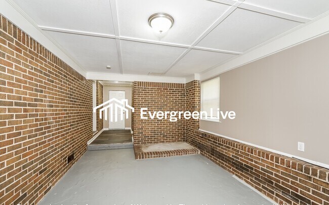 Building Photo - 913 27th Ave NE