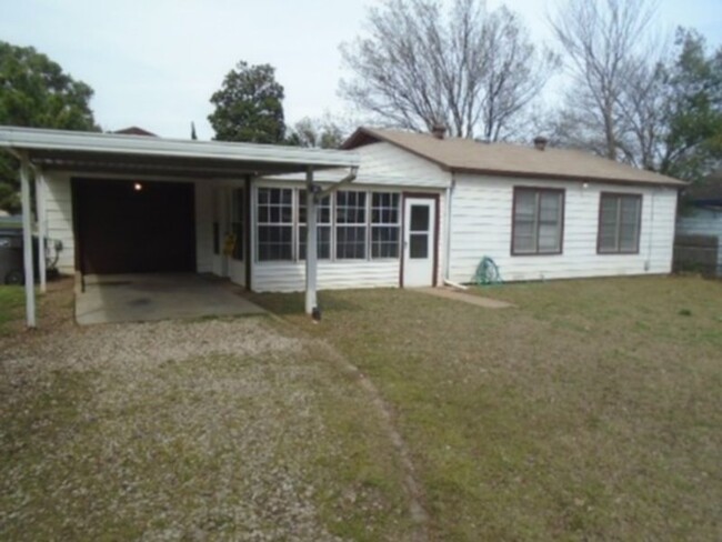 Building Photo - Very cute 1 story house on corner lot in F...