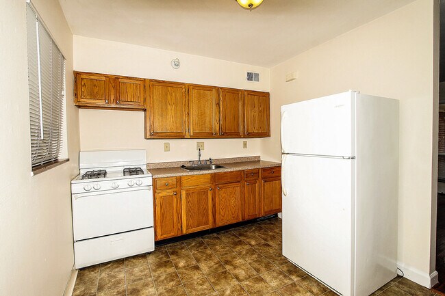 Building Photo - Lovely Afordable 2 Bedroom 1 Bath Garden A...