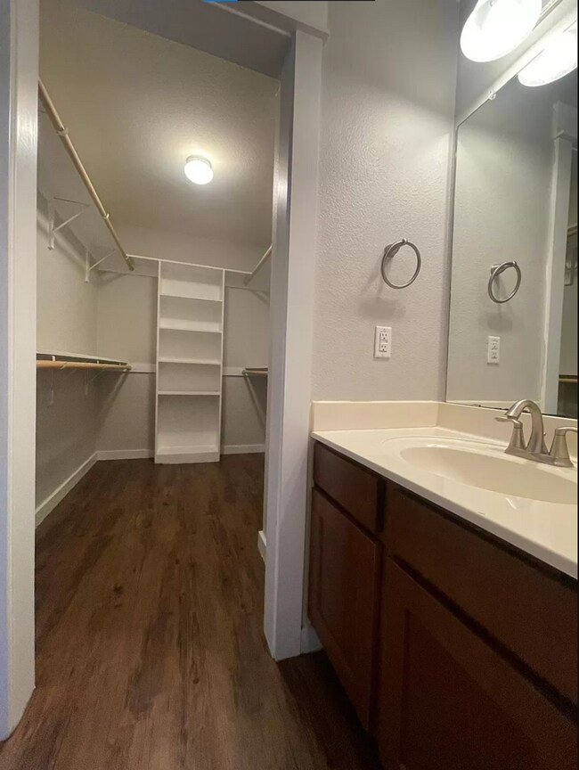 Building Photo - Spacious 4X2 North Loop Duplex