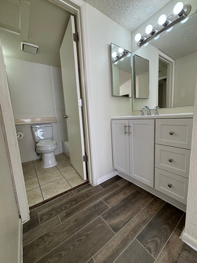 Building Photo - 1714 W Park Wood Ln