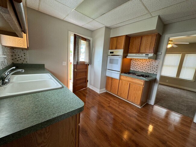 Building Photo - Newly updated 3 bd single fam house ( NO VOUCHERS)