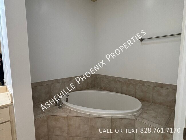 Building Photo - 9 Kenilworth Knls