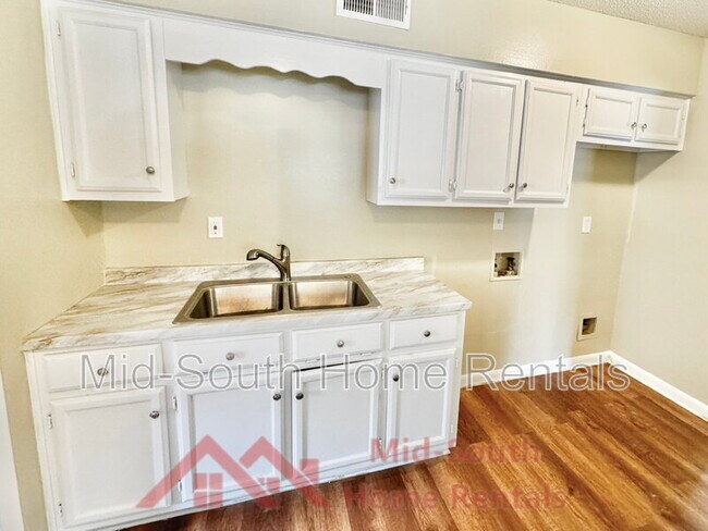 Building Photo - 2452 Debby Dr