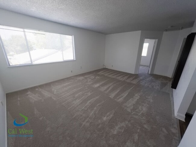 Building Photo - $2995 - Cozy 2/1 in the heart of Downtown ...