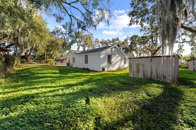 Building Photo - 10821 Cedar St