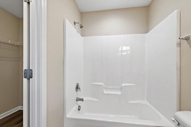 Building Photo - 4490 Middletown Dr