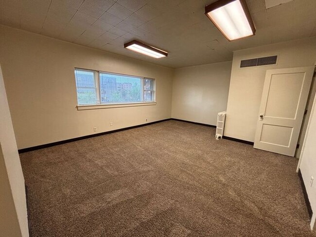 Building Photo - Apartment in the heart of Downtown!