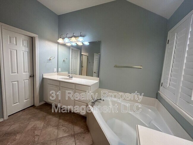 Building Photo - 4632 Aylesbury Ct