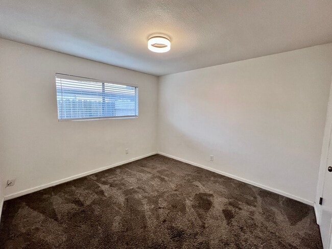 Building Photo - $1,650 Barstow & Minnewawa, 2 bedroom Condo - Clovis / Beautiful Landscaping