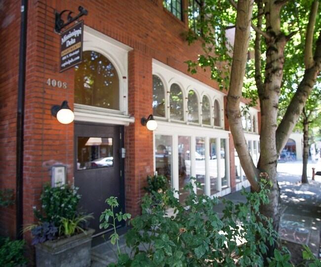 Primary Photo - Fabulous 1Bdr on Mississippi Ready Late No...