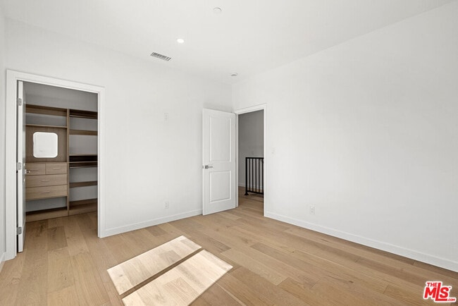 Building Photo - 822 N Orange Grove Ave