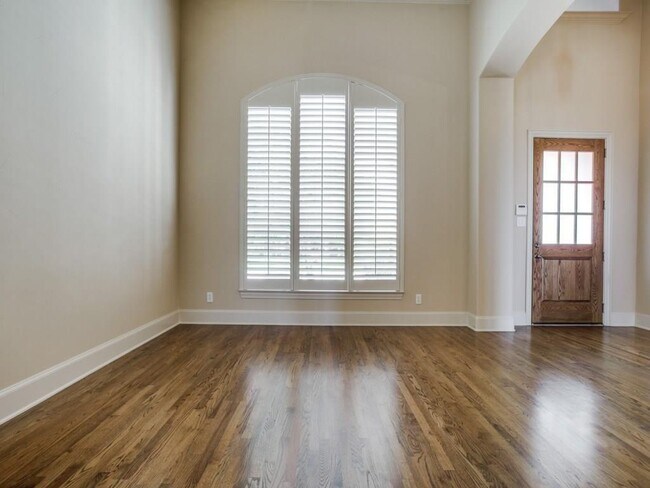 Building Photo - 1641 McGee Ln