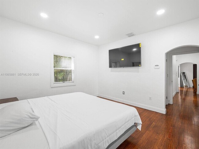 Building Photo - 314 Romano Ave