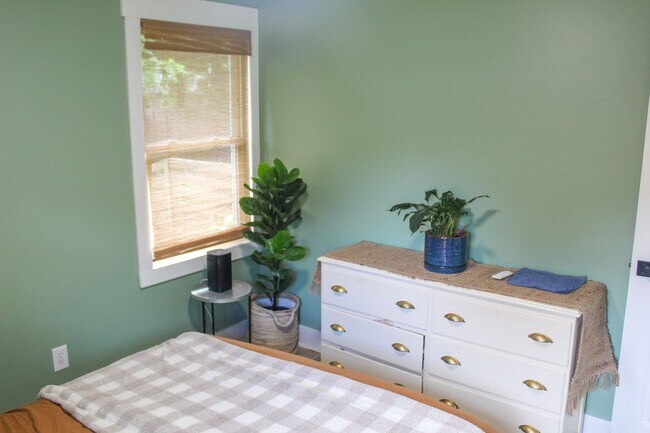 Building Photo - Renovated 3-Bedroom Single-Story Home with...