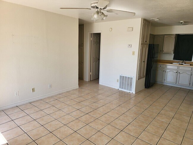 Building Photo - 2704 E Kearney St