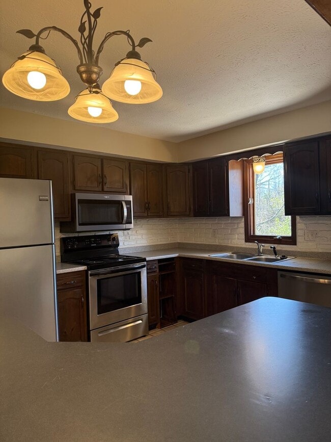 Building Photo - 3 BR / 3 BA Single-family home near Ellettsville