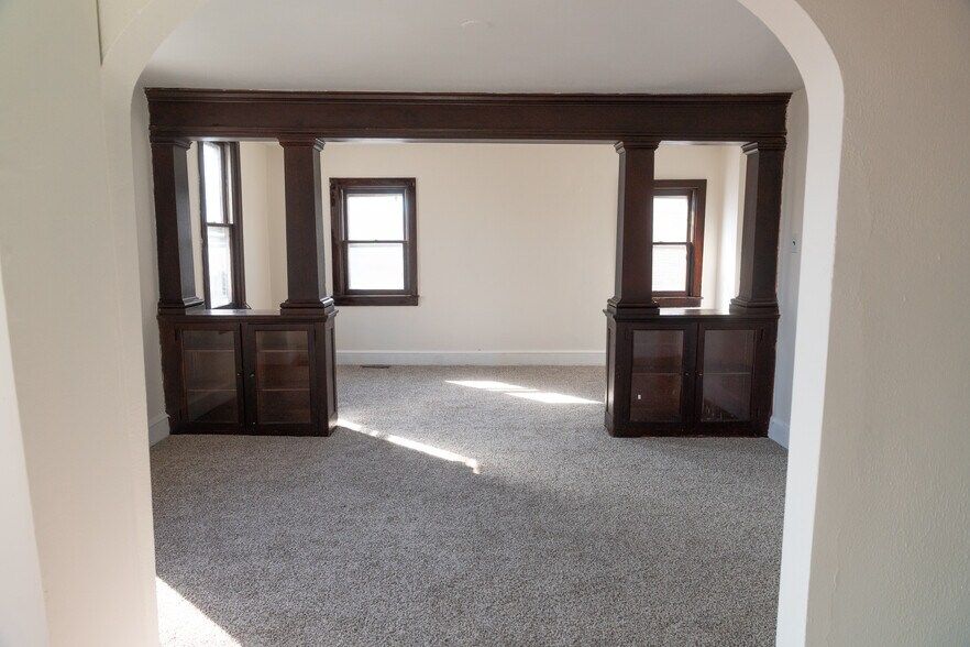 Building Photo - 1005 Railroad St