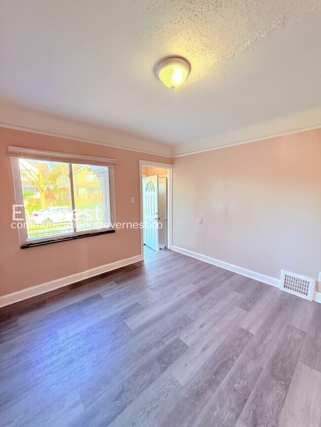 Building Photo - 3 Bed/1 Bath Home with Off-Street Parking / Pet-Friendly / Vouchers Accepted / Available Now!