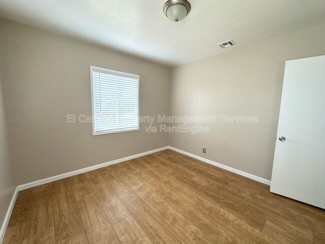 Building Photo - 10918 Dalwood Ave