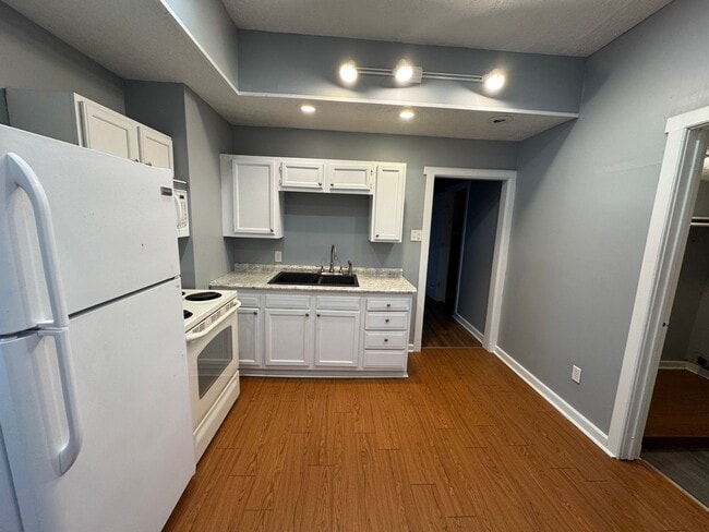 Building Photo - Fountain Sqaure 2 Bedroom 1 Bath with a bonus room/office.