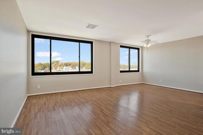 Building Photo - 3450 Toledo Terrace