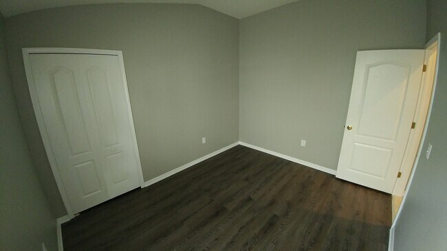 Building Photo - **$750 off 2nd months rent!!**   HUGE 2000 SQFT/4 Bed/2 bath/2 car garage with TONS of upgrades, ...