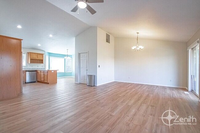 Building Photo - 516 NE 199th St