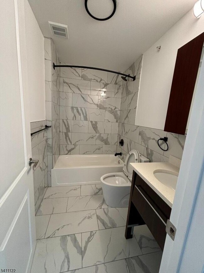 Building Photo - 24 Elm St