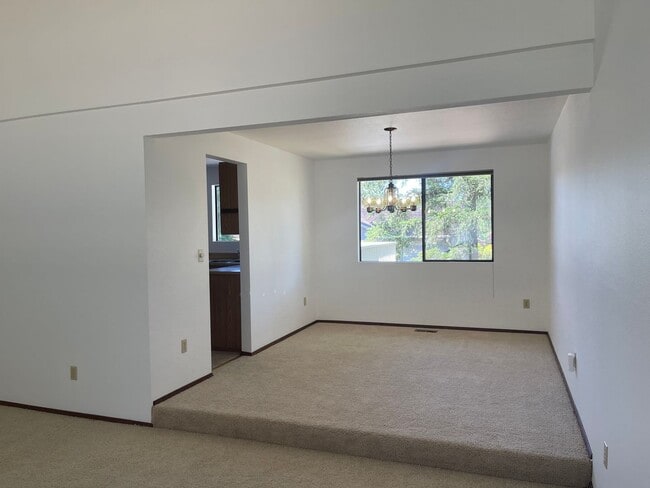Building Photo - Charming 3bd split level