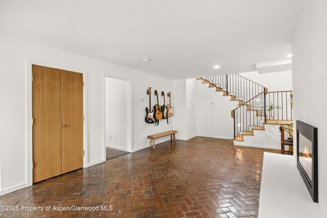Building Photo - 284 Eastwood Rd