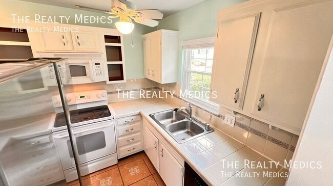 Building Photo - 1220 Villa Ln